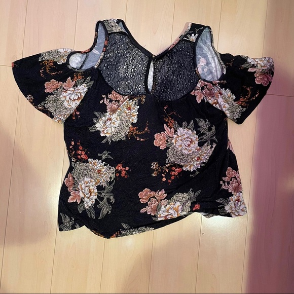 Lot of 2 Macys cold shoulder tops - Picture 3 of 6